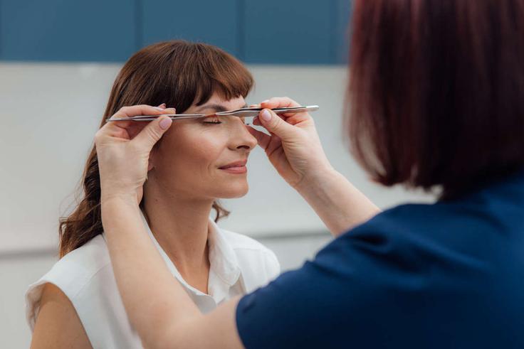 Z zgornjo blefaroplastiko učinkovito odpravimo povešeno kožo vek, zmanjšamo občutek težkih oči in izboljšamo estetski videz obraza. | Foto: ARTISANA D.O.O.