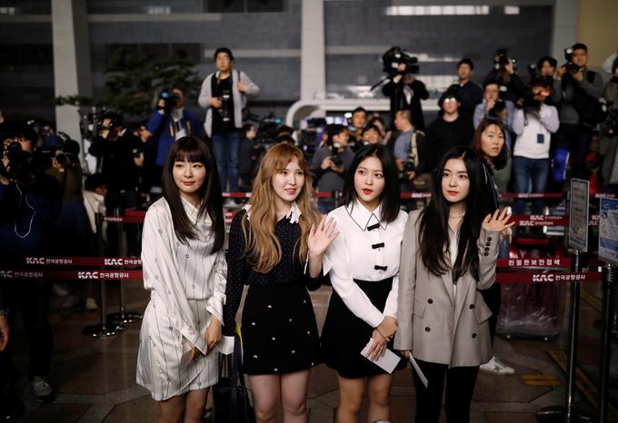 Štiri članice skupine Red Velvet na seulskem letališču Gampo International pred odhodom v severnokorejsko prestolnico Pjongjang. | Foto: Reuters