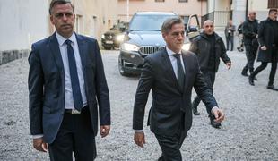 V Metliki zbranim za shod grozila in jih nadlegovala množica Romov #video