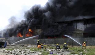 Hud požar v tovarni natikačev, umrlo več deset ljudi