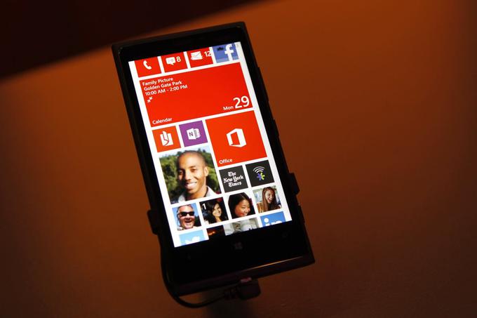 Dolgo je poskušal, a Microsoftov operacijski sistem nikoli ni mogel resneje tekmovati s platformama, ki obvladujeta trg mobilne telefonije, Androidom in Applovim iOS. Saj ne, da bi bil Windows Phone slab operacijski sistem, a njegova glavna težava je bila, da ga za svojega nikoli niso vzeli razvijalci aplikacij, ki so srce izkušnje uporabe pametnega telefona. Windows Phone (in mobilni Windows 10) ima danes manj kot dvoodstotni tržni delež.  | Foto: Reuters