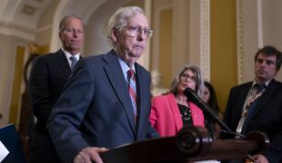 Vodja ameriških senatnih republikancev Mitch McConnell med novinarsko konferenco otrpnil