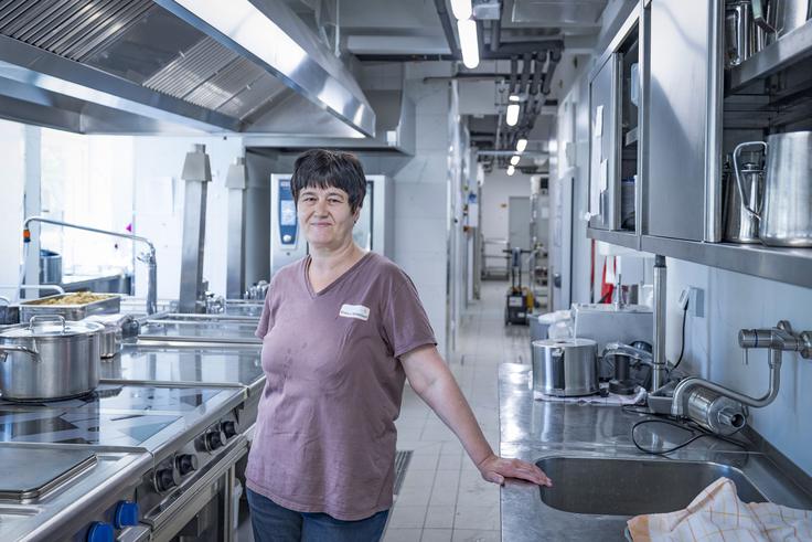 Servirka Slavica Bjelančević je v domu zaposlena od samega začetka.  | Foto: Ana Kovač