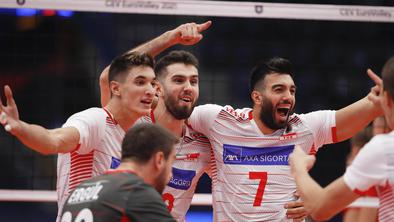 Turki poskrbeli za presenečenje, branilci zlata začeli zmagovito