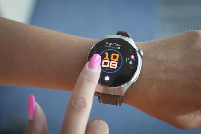 Zaradi svoje velikosti pametna ura Huawei Watch 4 Pro najbrž ne bo primerna za vsako žensko roko. | Foto: Bojan Puhek