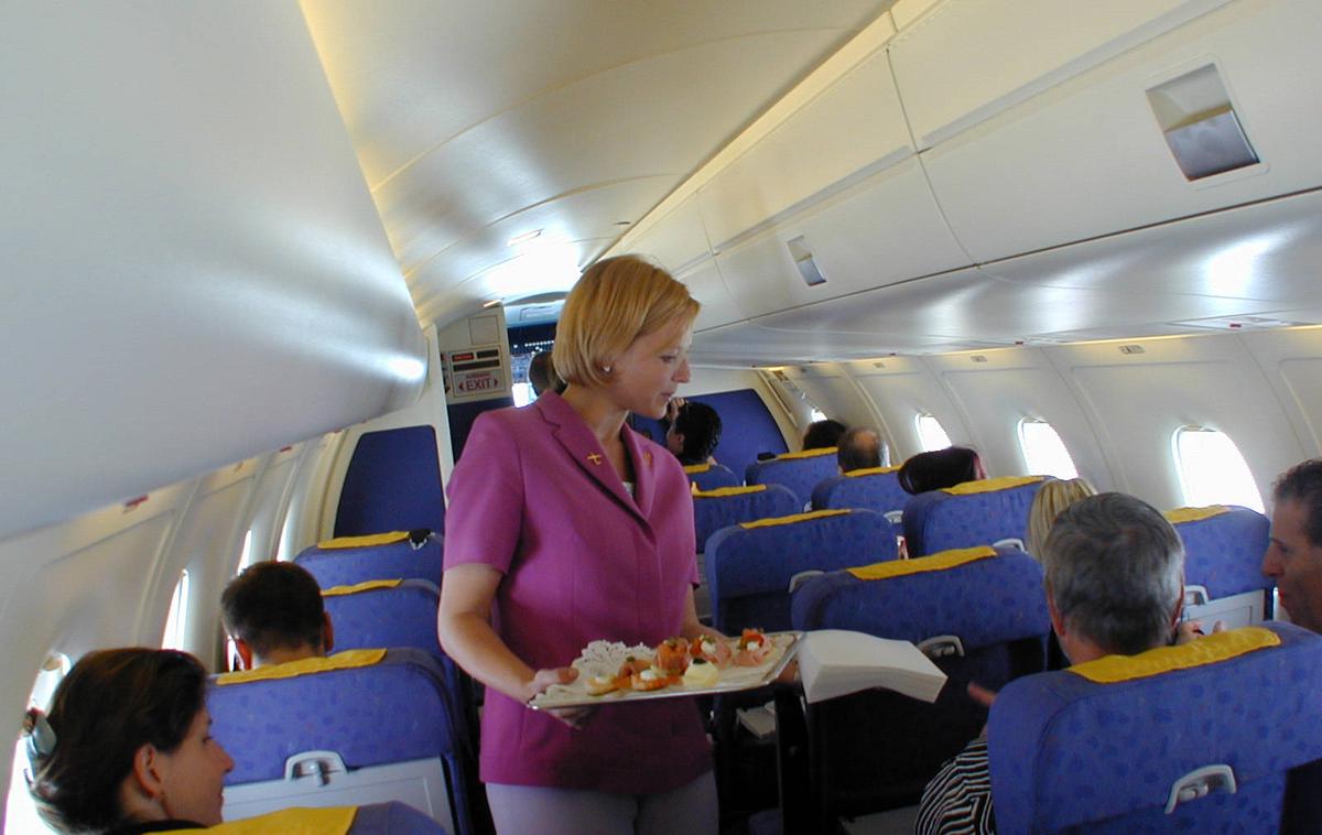 Potniki letalo | Priča je povedala, da je letalo zaradi njega skoraj pristalo v Münchnu, a so ga nato presedli v prvi razred.  | Foto Guliverimage