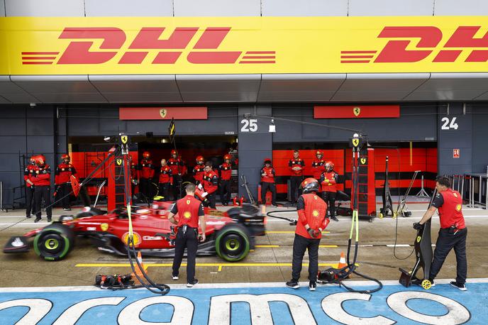 Silverstone Sainz Ferrari | Najhitrejši čas petkovih treningov je odpeljal Carlos Sainz s Ferrarijem. | Foto Reuters