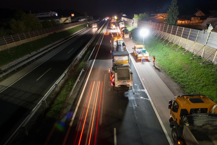 Pomebno je, da ob delovni zapori prilagodimo hitrost vožnje zaradi lastne varnosti in zaradi ljudi, ki delajo na delovišču. | Foto: Klemen Korenjak