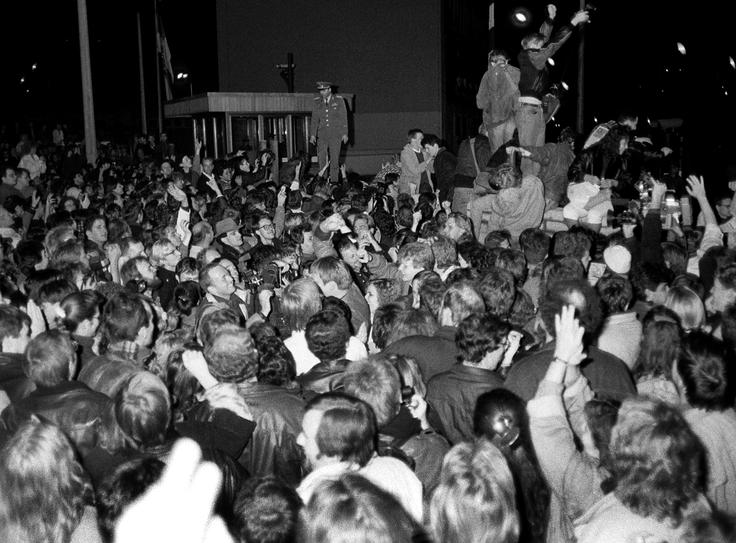 Prebivalci Zahodnega Berlina so 8. novembra 1989 na nadzorni točki Charlie pozdravili someščane iz Vzhodnega Berlina. | Foto: Reuters