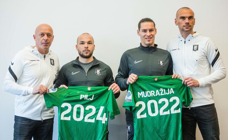 Prva zimska novinca Olimpije sta Hrvata Marin Pilj in Robert Muradžija, ki sta na sredini novinarski konferenci ponosno pozirala z dresoma zeleno-belih v druščini športnega direktorja Mladena Rudonje in tehničnega direktorja Marina Skenderja. | Foto: Vid Ponikvar