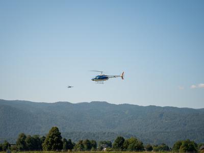 Vozilo, v katerem je bilo pet deklet, trčilo v drevo, posredoval helikopter