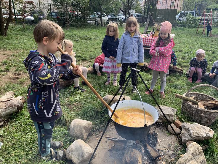 Ne glede na to, kakšno je vreme, vsak dan čas preživljajo tudi zunaj. | Foto: Osebni arhiv Sandre Tominšek