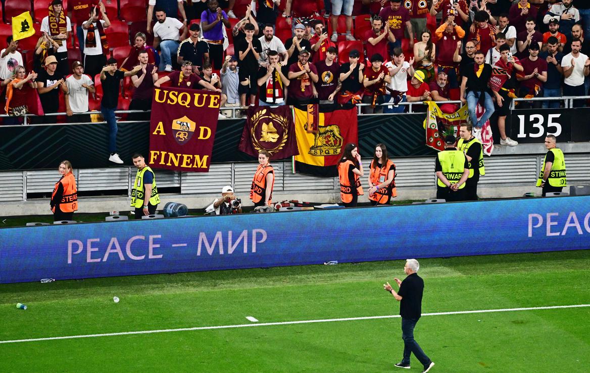 navijači Rome | Navijači Rome in trener rimskega kluba Jose Mourinho so bili po finalu lige Europa besni. | Foto Guliverimage