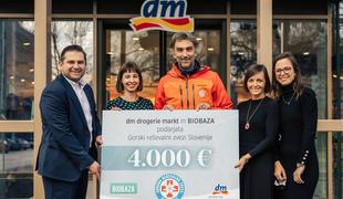 Dm predal donacijo v višini 4.000 evrov in izdelke Biobaza Gorski reševalni zvezi Slovenije