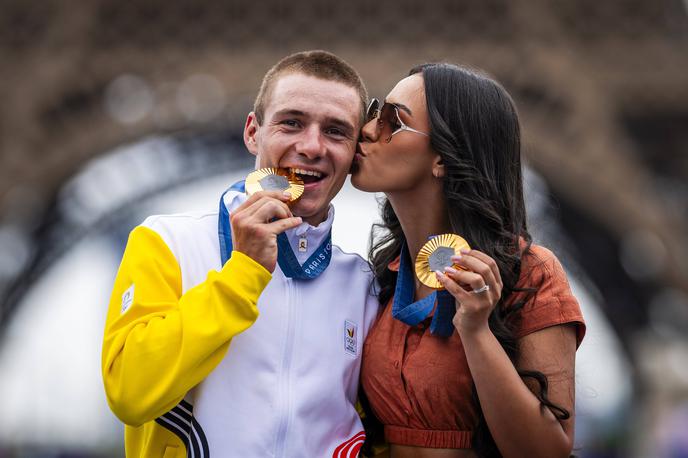 Remco Evenepoel | Remco Evenepoel pozira z ženo Oumi, ki se je spomnila, da bi bilo pametno, če mu iz Belgije prinese tudi olimpijsko zlato iz vožnje na čas.  | Foto Guliverimage