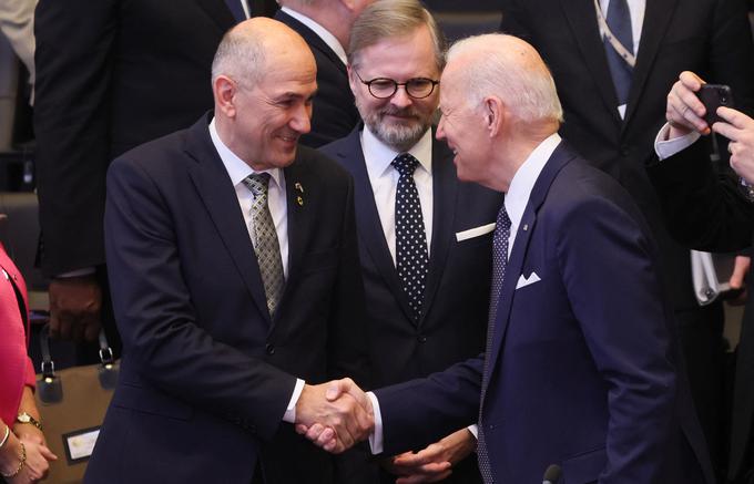 Slovenski premier Janez Janša v pozdravu z ameriškim predsednikom Joejem Bidenom. | Foto: Reuters