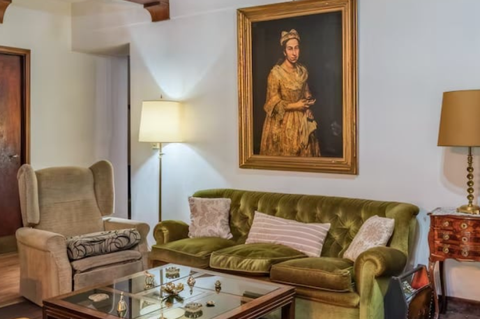 Portret dame | Umetnino so nedavno opazili na spletni strani nepremičninske agencije, ki oglašuje Kadgienovo vilo. Ta je zdaj v lasti njegovih dveh hčera. Glede na fotografijo v oglasu slika visi na steni v dnevni sobi. | Foto Posnetek zaslona/X