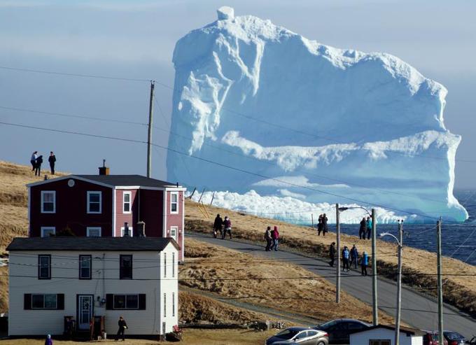 Prebivalci kraja v Kanadi ob prvi ledeni gori sezone. Vir: Reuters
 | Foto: 