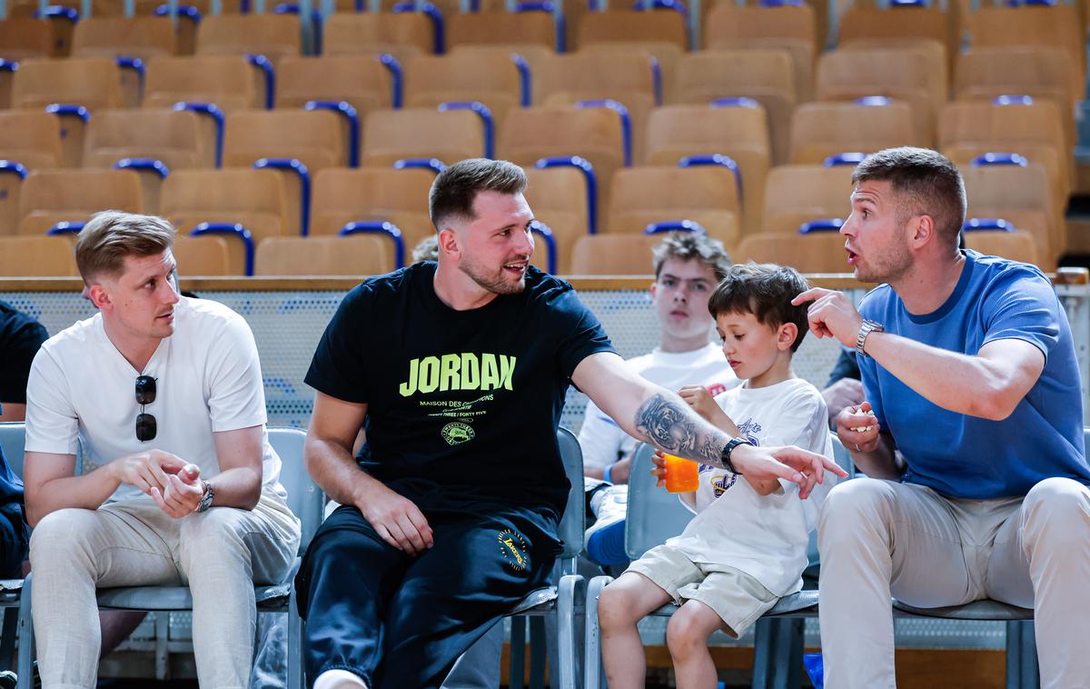 Ilirija Cibona Luka Dončić Edo Murić Luka Rupnik | Luka Dončić si je srečanje ogledal v družbi Luke Rupnika in Eda Murića. | Foto Aleš Fevžer