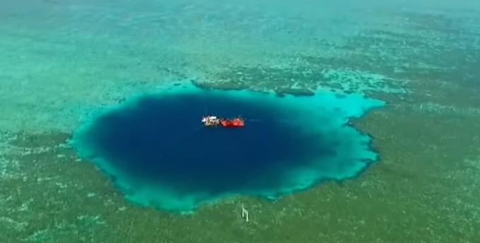 Modre luknje, kot je belizejska, so po ugotovitvah znanstvenikov sicer nastajale med zadnjo ledeno dobo. Tole je manj znana Zmajeva luknja v Južnokitajskem morju, ki pa je precej globlja od Velike modre luknje ob obali Belizeja.  | Foto: YouTube