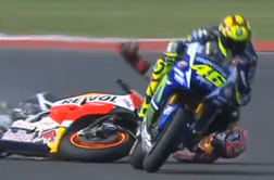 Je Rossiju noga zdrsnila ali je Marqueza nalašč sklatil z motorja? #video