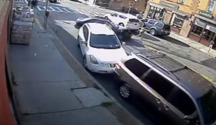 Zbil je mamo in deklico, ki so jo rešili izpod zmečkanega avtomobila #video