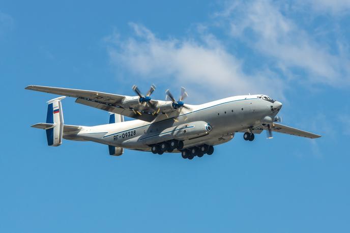 Letalo Antonov An-22 | Transportno letalo AN-22 je strmoglavilo med poskusnim letom. | Foto Shutterstock