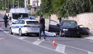 V begu pred policijo avto z migranti trčil v zid, štirje mrtvi, med njimi otrok #video