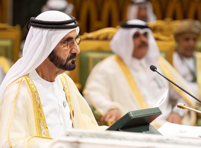 Šejk Mohamed bin Rašid Al Maktum je vladar emirata Dubaj ter premier in podpredsednik Združenih arabskih emiratov. Dubaju vlada od leta 2006 naprej. Skupaj je imel doslej kar šest žena, ki so mu rodile 25 otrok. Menda pa ima še nekaj neuradnih žena. Šejk Mohamed je Dubaj in ZAE odprl zahodnemu svetu ter lani sodeloval v pogajanjih za normalizacijo odnosov med ZAE in Izraelom. Trši pristop ima pri reševanju družinskih težav, saj je menda pred leti v hišni zapor dal kar dve svoji hčerki – Latifo in Šamso. Latifa je zdaj stara 35, Šamsa pa 39 let. | Foto: Reuters
