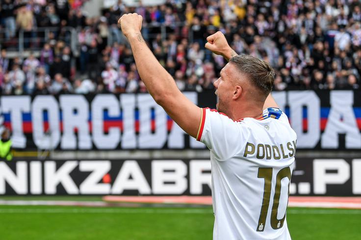 Nekdanji velikan nemškega in svetovnega nogometa Lukas Podolski še vztraja na zelenicah, saj želi z Gornikom postati poljski prvak. | Foto: Guliverimage