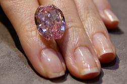 Za ta izjemno redek rožnat diamant nameravajo iztržiti vrtoglav znesek #video