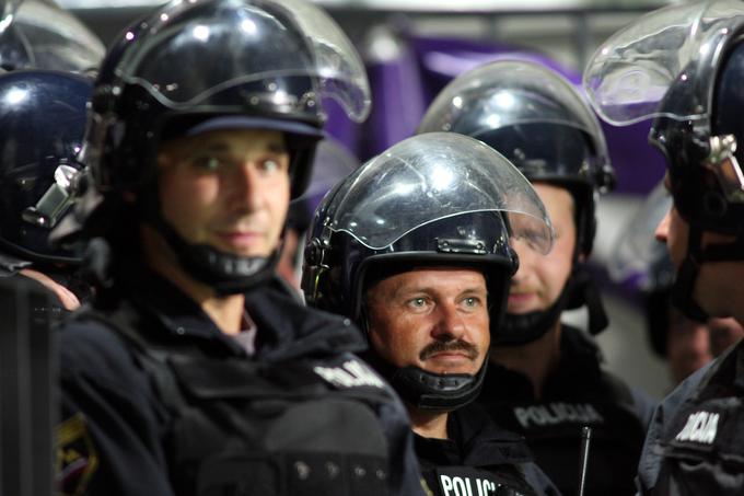 Na delu bo sto policistov. | Foto: Marjan Kelner/Sportida