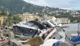 Neurja pustošila po Italiji, uničena tudi Berlusconijeva jahta