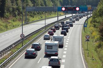 Na cestah kolone. Na Jezerskem v nesreči umrl motorist.