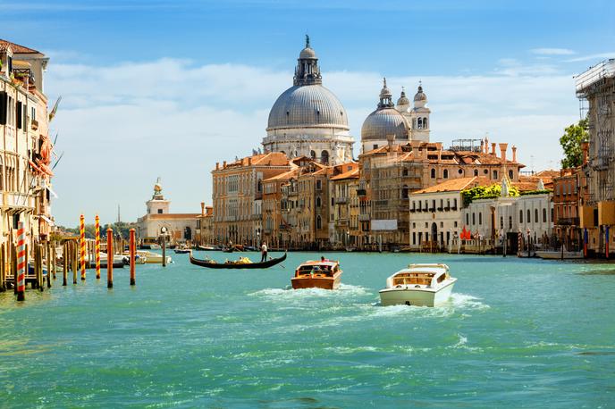 Benetke | Julija je Organizacija Združenih narodov za izobraževanje, znanost in kulturo (Unesco) opozorila, da Benetkam zaradi več razlogov – od množičnega turizma do podnebnih sprememb – grozi nepopravljiva škoda, in priporočila uvrstitev mesta na seznam ogrožene kulturne dediščine. Dokončno odločitev bodo sprejeli še ta mesec. | Foto Shutterstock