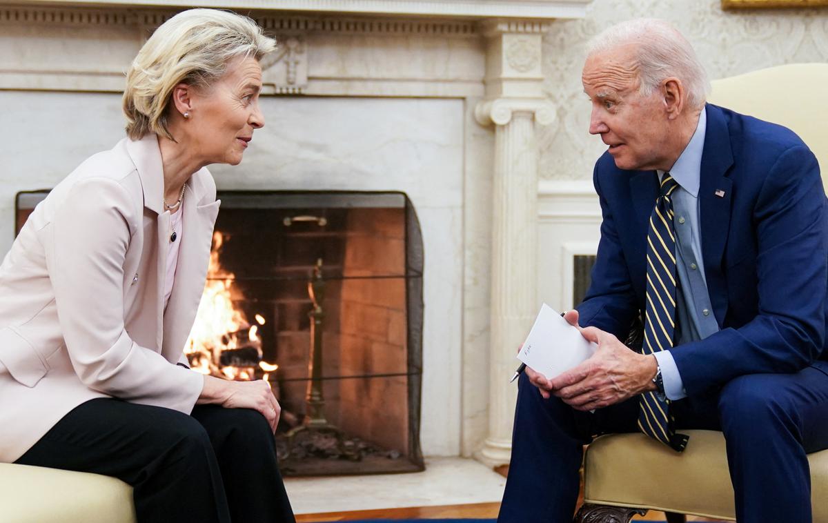 Ursula von der Leyen in Joe Biden | Bela hiša je pred srečanjem sporočila, da se bosta Joe Biden in Ursula von der Leyen pogovarjala o nadaljnji podpori Ukrajini, koordinaciji v boju s podnebno krizo in zagotavljanju varnih oskrbovalnih verig. | Foto Guliverimage
