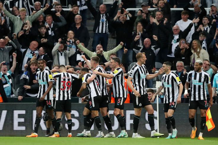Newcastle United ima že zdaj ogromno dragih nogometašev. Prednjači 26-letni Brazilec Bruno Guimaraes (85 milijonov evrov), 24-letni Šved Alexander Isak (70), 23-letni Anglež Anthony Gordon (50), 24-letni Nizozemec Sven Botman (45), 27-letni Brazilec Joelington (42) in 23-letni Italijan Sandro Tonali (40), ki se je v zadnjem obdobju nekajkrat zapletel v resne težave zaradi odvisnosti od športnih stav. Trener je Eddie Howe.  | Foto: Reuters