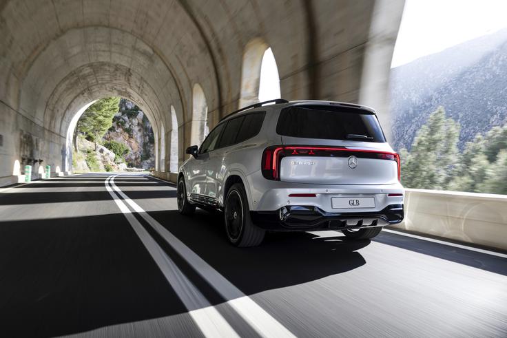 Višji sedeži, odlična preglednost in uravnoteženo podvozje ustvarjajo sproščeno vozniško izkušnjo.  | Foto: Mercedes-Benz AG