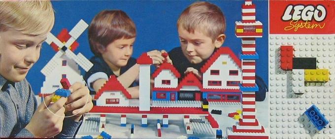 Tako so bili videti nekateri najzgodnejši Legovi kompleti, ki so že temeljili na sodobni obliki kock. Ta je iz leta 1964.  | Foto: Lego