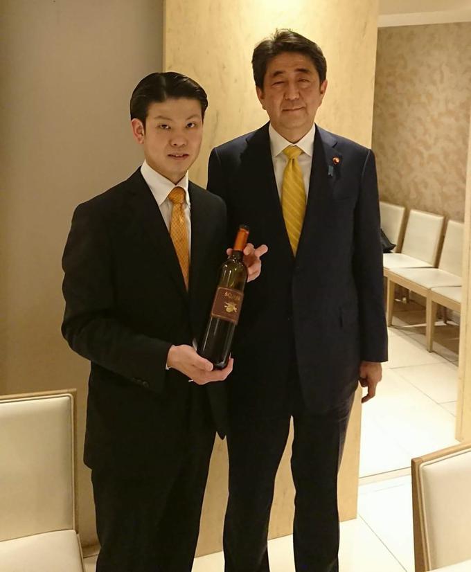 Japonski premier Šinzo Abe (desno) s sommelierem, ki mu je ponudil Ščurkovo vino in ga z njim navdušil. | Foto: osebni arhiv/Lana Kokl