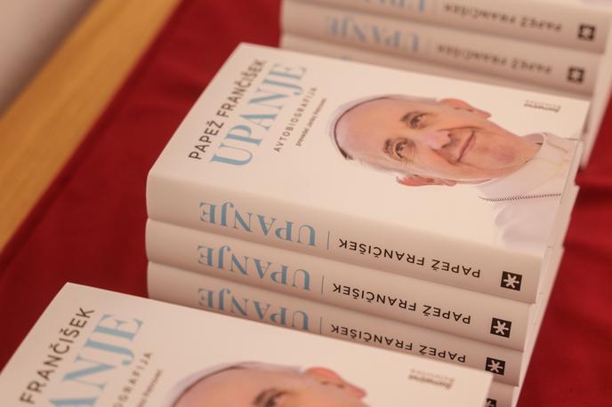 avtobiografija Papeža Frančiška: Upanje | Frančiškova zgodba je prepredena z anekdotami in do zdaj še neobjavljenimi zgodbami, poleg tega pa besedilo bogatijo redke zasebne fotografije. | Foto Teotim Logar
