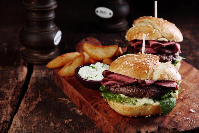 Za pripravo vrhunskega burgerja potrebujete dobro burger omako. | Foto: Shutterstock
