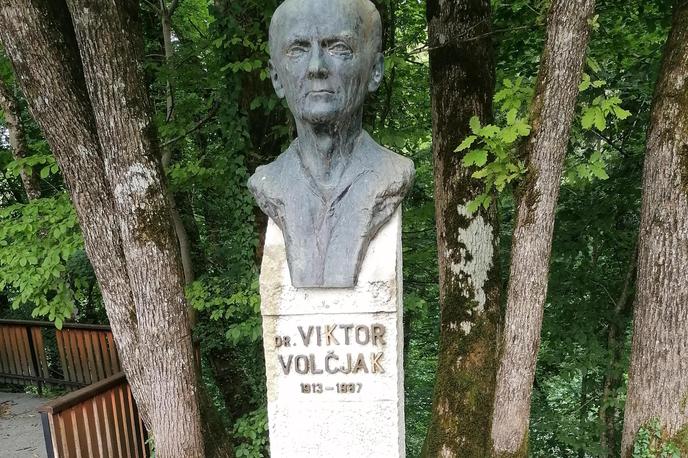 bronasti kip Viktorja Volčjaka | Zdravnik Viktor Volčjak je vodil Partizansko bolnico Franja in bil načelnik sanitetnega odseka IX. korpusa NOV. Po vojni je opravljal pomembne funkcije v vojaškem zdravstvu v Ljubljani, Beogradu in Zagrebu. | Foto STA