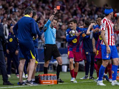 Zvezdnik Barcelone z vso silo nad sodnike, burno dogajanje v tunelu