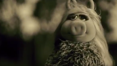 Miss Piggy za Kermitom žaluje s pomočjo Adele