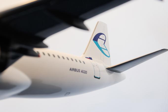 Do zavrnitve vkrcanja lahko pride tudi zaradi operativnih razlogov, kot je nepredvidena menjava večjega za manjše letalo, pravijo v Adrii Airways. | Foto: STA ,