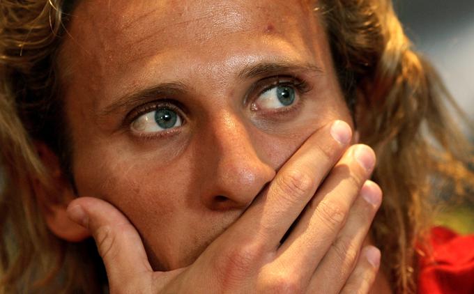 Urugvajec Diego Forlan, strelec edinega zadetka za Villarreal na prvi tekmi, je doživel hudo razočaranje v Ljudskem vrtu. Dvoboj je končal z rdečim kartonom, ko je v obraz udaril Martina Preglja. | Foto: Reuters