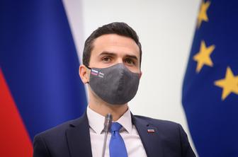 Slovenija je v Ukrajino poslala puške, čelade in strelivo #video