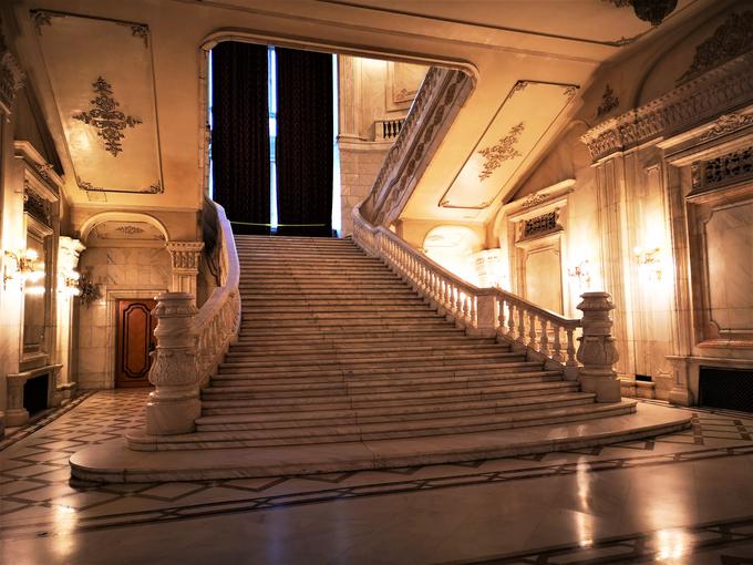 Marmornata stopnišča v notranjosti palače. Nekatera so dvojna in sicer zrcalna, da bi se Nicolae in Elena Ceausescu po njih lahko vsak po svoji strani spustila do gostov. | Foto: Gregor Pavšič