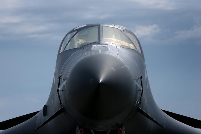 B-2 | Bombe GBU-57, ki so sposobne uničevati najgloblje in najbolj zaščitene bunkerje, zaradi dožine in teže lahko nosijo samo težki bombniki, kot je ameriški strateški bombnik B-2 (na fotografiji). | Foto Guliverimage
